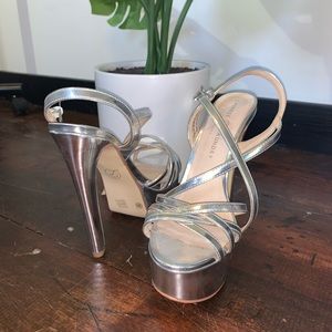 Tippy Top Pageant Chinese Laundry Platform Heels 🩶